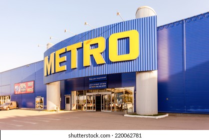 SAMARA, RUSSIA - SEPTEMBER 24, 2014: METRO Cash & Carry Samara Store. Metro Group Is A German Global Diversified Retail And Wholesale/cash And Carry Group Based In Dusseldorf