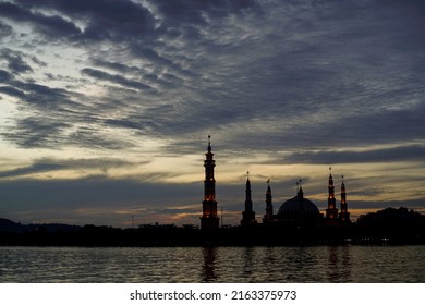 Samarinda City, East Kalimantan Province, Indonesia - December 8, 2019 ; See The Islamic Mosque In The Afternoon