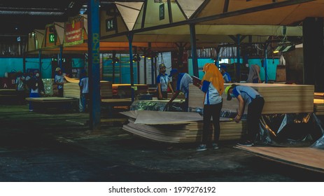 Samarinda, Kalimantan Timur, Indonesia - 05 13 2021: Female Worker Activity At Plywood Manufacture Industry