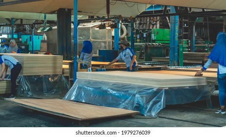 Samarinda, Kalimantan Timur, Indonesia: 5 23 2021: The Activity At Plywood Manufacture Industry