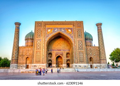 Samarkand Uzbekistan August 27 People Front Stock Photo 623091146 ...