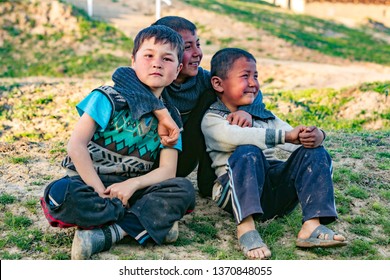 SAMARkAND, UZBEKISTAN - MARCH 23, 2012: Children posing for tourist in a village near Samarkand. 