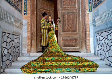 SAMARKAND, UZBEKISTAN - SEPTEMBER 20, 2019: Uzbek couple in traditional dress in Samarkand, Uzbekistan