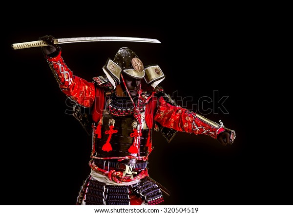 古来の甲冑を着た武士が刀で近づく の写真素材 今すぐ編集