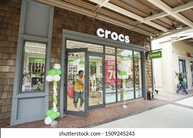 crocs store queens center mall