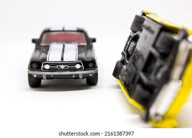 Samut Sakhon, Thailand - 2 May 2022 :
Spot clear image. toy car Road accident mockup. On white background, advertising concept. Background. Insurance business.