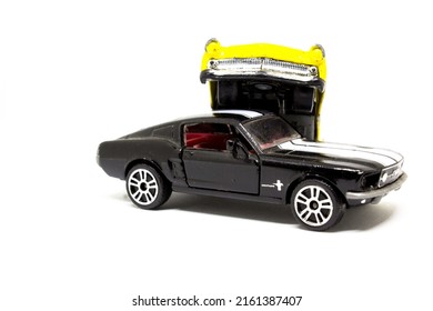 Samut Sakhon, Thailand - 2 May 2022 :
Spot clear image. toy car Road accident mockup. On white background, advertising concept. Background. Insurance business.