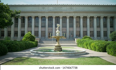 San Angelo, Texas - August 2 2019: Tom Green County Courthouse With Corinthian Columns And Fountain