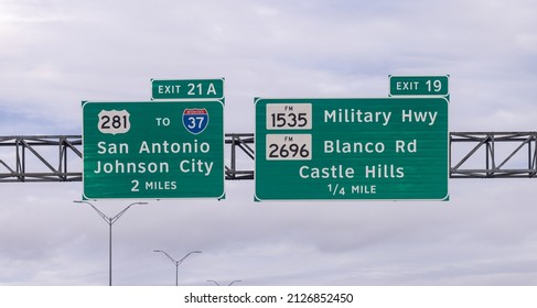 Signes de la route de San Antonio. Texas Route 281 jusqu'à l'autoroute Interstate 35, Military Highway et Blanco Road, sortie de l'autoroute à San Antonio. Des indications vertes côté route.