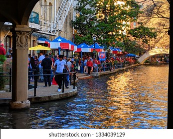 San Antonio, Texas - December 27, 2018: San Antonio River Walk With Fans From Washington State And Iowa State The Day Before The 2018 Alamo Bowl. 