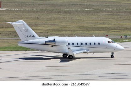 San Antonio, Texas - October 3 2014: A Bombardier Challenger 604 Taxiing At San Antonio International Airport.