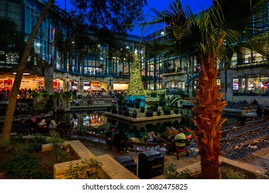 San Antonio, Texas, USA - November 26th, 2021: Rivercenter Mall And The Christmas Tree Near Water In Twilight