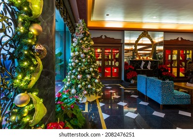 San Antonio, Texas, USA - November 26th, 2021: Christmas Tree In The Hall Of The Menger Hotel In Downtown