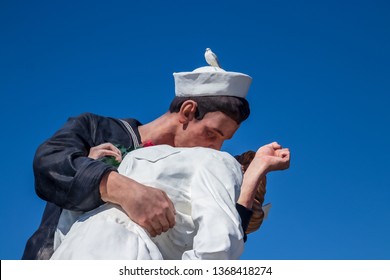 San Diego, CA / USA - 2/24/19: Seagull Sitting On Statue Depicting Alfred Eisenstaedt's Picture Of A U.S. Navy Sailor Passionately Grabbing A Passing Woman And Dipping Her In An Embrace.