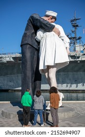 San Diego, California, Decemeber 23, 2021: The Statue Of A Sailor Kissing A Nurse On The San Diego Embarcadero Recreating The Moment At The End Of World War 2