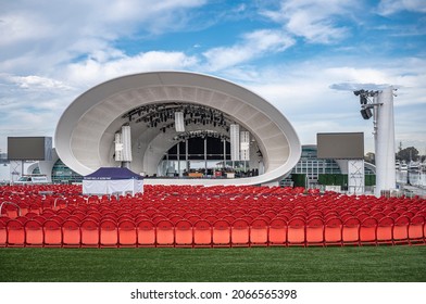 San Diego, California, USA - October 4, 2021: The White Rady Shell Concert Venue At Jacobs Park. Field Of Red Chairs In Front On Green Lawn Under Blue Cloudscape.