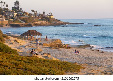 SAN DIEGO, UNITED STATES - Jan 11, 2022: A Few Tourist And And A Tiki Shack At The Windansea Beach In La Jolla, San Diego, California During Sunset