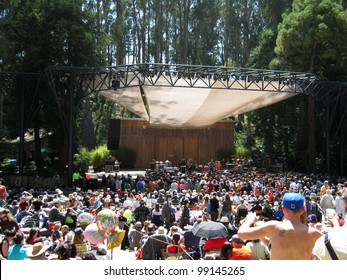 SAN FRANCISCO - AUGUST 22: 73rd Stern Grove Festival: Rogue Wave Preforms During The Opening Act To A Large Crowd At Outdoor Concert. August 22, 2010 In San Francisco CA.