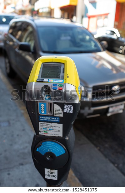 San\
Francisco, CA - October 6, 2019: parking meter on the street in San\
Francisco accepting credit cards as well as change.\
￼