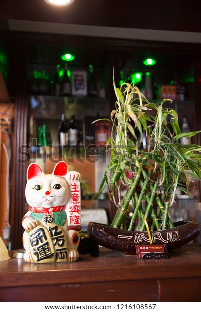 chinese restaurant cat statue