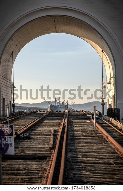 SAN FRANCISCO,\
CALIFORNIA, UNITED STATES. October 2019. Boat on the docks at\
Fisherman\'s wharf, framed by an arch that sits at the midpoint\
between Fisherman\'s and Pier\
39.
