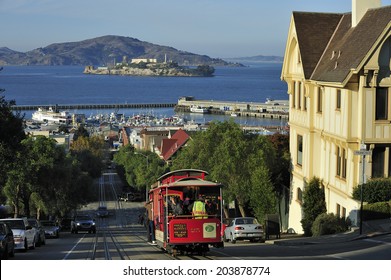 SAN FRANCISCO, California, USA, - NOVEMBER. 8. 2011: The Cable car tram in San Francisco, world's last manually-operated cable car system, icon of San Francisco