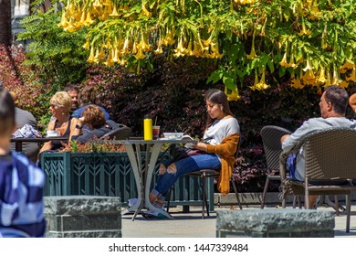 San Francisco, USA - July 05, 2019, Tourists Sit At Tables In An Outdoor Cafe On Union Square In San Francisco. Concept, Vacation, Travel.