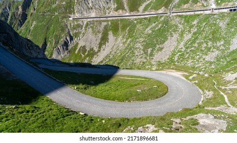 San Gottardo, Schweiz. Erstaunliche Sicht auf die Kurven der Pavenstraße, die zum Bergpass führt. Großer Rundgang. Historische Route