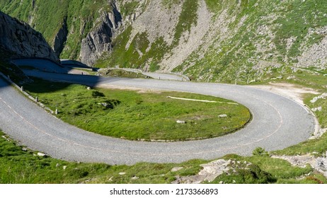 San Gottardo, Schweiz. Erstaunliche Sicht auf die Kurven der Pavenstraße, die zum Bergpass führt. Großer Rundgang. Historische Route