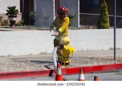 San Jose, California, USA August 19,2022, San Jose Fighter Fighter Prepping A Fire Hydrant To Fight A Fire In East San Jose