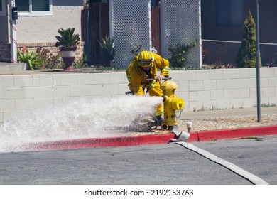 San Jose, California, USA August 19,2022, San Jose Fighter Fighter Prepping A Fire Hydrant To Fight A Fire In East San Jose