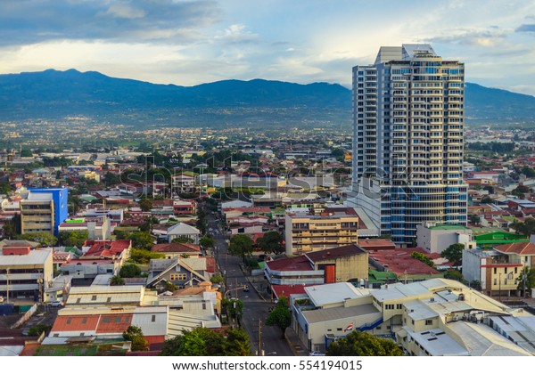 サンノゼコスタリカの首都の街並み 背景に山 の写真素材 今すぐ編集