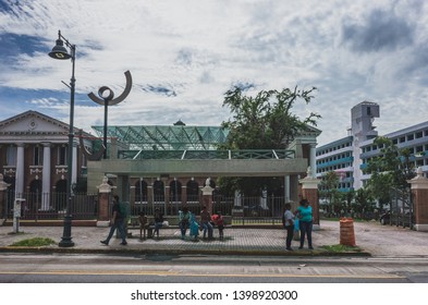 San Juan, Puerto Rico, USA - Jan. 2, 2018: Locals Waiting For Buses At A Bus Stop In Front Of The Museum Of Contemporary Art Of Puerto Rico, In Downtown San Juan