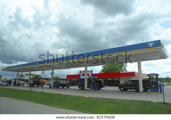 SAN MARCOS, TX-JULY 2 : Vehicles pump fuel at
Valero pump station on July 2, 2006 in San Marcos, Texas. Valero
fuel is one of the product under Valero Energy Corporation, based
in San Antonio, Texas.