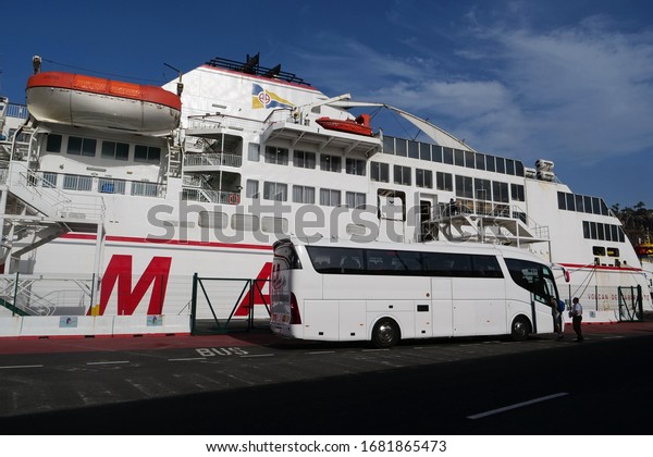 SAN SEBASTIAN, LA GOMERA ISLAND, CANARY ISLANDS,\
SPAIN, OCTOBER 2, 2019: People get off the Volcan de Taburiente\
ferry ship and get on the excursion buses in port of San Sebastian,\
La Gomera island