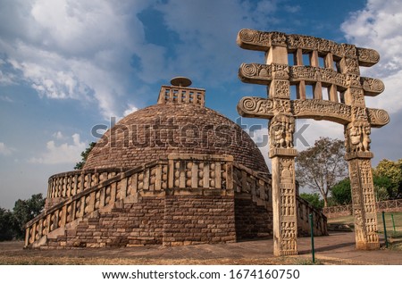 Sanchi Stupa is a Buddhist complex, famous for its Great Stupa, on a hilltop at Sanchi Town in Raisen District of the State of Madhya Pradesh, India Foto d'archivio © 
