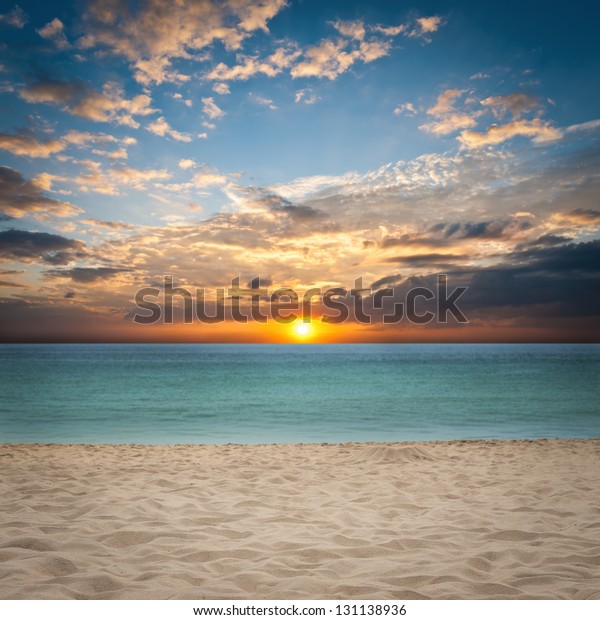 砂浜と夕日 の写真素材 今すぐ編集