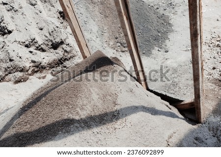 The sand is being filtered to soften, building sand, sand used to mix building materials, is being sifted, so that the gravel and sand are separated, pasir bangunan halus untuk campuran membuat tembok