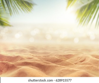Cát với nền bokeh Palm mờ và bãi biển nhiệt đới, kỳ nghỉ hè và khái niệm du lịch. Sao chép không gian