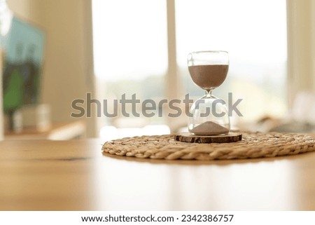 Sand clock con a table 