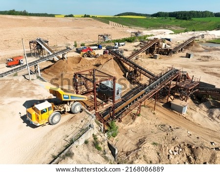 Sand Making Plant and Belt conveyor in mining quarry. Sand crushing and bulk materials for construction. Screening and washing in open-pit mining. Stone jaw crusher plant. Stone crushing plant. Foto stock © 