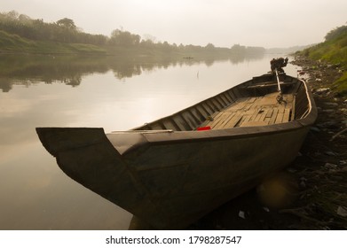 A Sand Panning Boat Anchored On The Bank Of The Bengawan Solo River