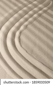 滑らかな線と影を持つ砂の表面のテクスチャー。リラックスと霊的な調和を実現します。 瞑想の庭、リラックス、バランスの回復、精神性とリラックスの調和