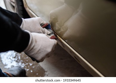 Sandpaper Removal Of Rust On The Doorstep Of The Car