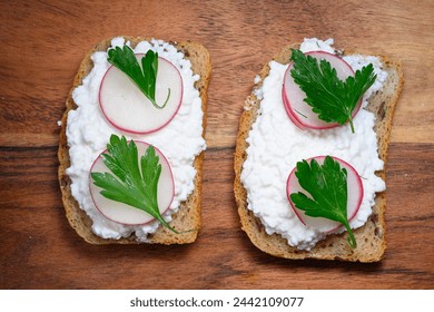 Sándwich con pan negro, requesón, rábanos y perejil