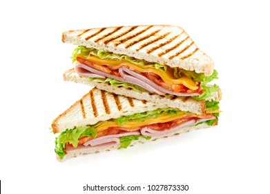 Сэндвич с ветчиной, сыром, помидорами, салатом и поджаренным хлебом. Выше вид изолирован на белом фоне.