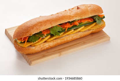 Sandwich mit Fleischsalat und Käse auf Holzbrett
