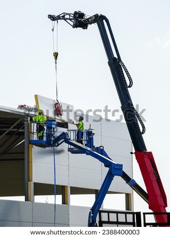 Sandwich panels wall assembly using telescopic boom crane and two self propelled articulating boom lifts, sandwich panels wall mounting
