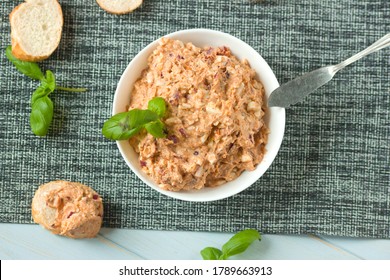 
SANDWICH PATE WITH DRIED TOMATOES AND CREAM. Tasty and healthy sandwich. HEALTHY BREAKFAST