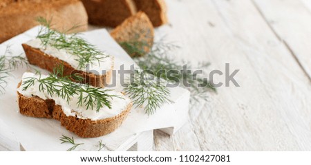 Foto Bild Sandwiches mit Frischkäse und frischem Dill